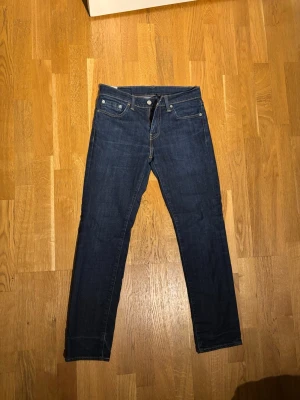 Mörkblå raka jeans från Levi's - Snygga mörkblå jeans från Levi's med klassisk femficksdesign och raka ben. Storleken är 30/30 och modellen är 511, fint skick, hör av dig ➡️💬⭐️✅