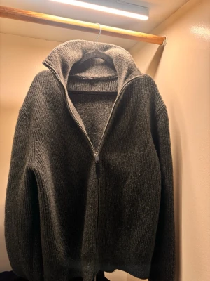 ZIP HOODIE - En mörkgrå zip hoodie från H&M i storlek S, passar perfekt inför våren!