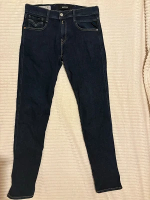 Mörkblåa Replay jeans  - Mörkblåa Replaybyxor, knappt använda, som nya. Längd: 32 och midja 30. 