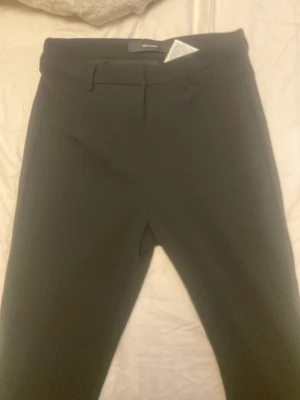 Svarta kostymbyxor från Zara - Snygga svarta kostymbyxor från Vero Moda, utsvängda midwaist.