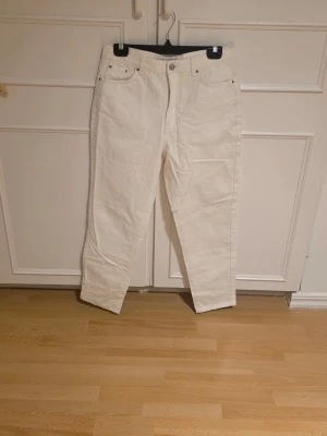 Vita raka jeans med hög midja - Säljer ett par vita jeans med rak passform och hög midja. Aldrig använd. Momjeans