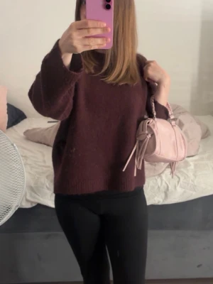 Vinröd  stickad tröja - Säljer en vinröd stickad tröja från Gina Tricot! Använd sparsamt! Lite nopprig men annars inga anmärkningar 