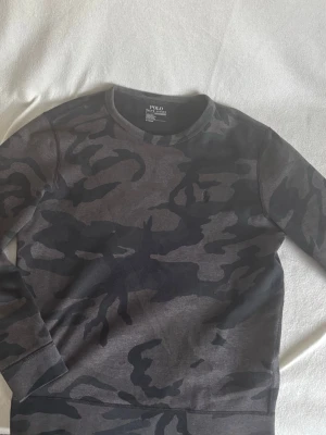 Polo Ralph Lauren camo tröja  - Snygg tröja från Polo Ralph Lauren med svart camo-mönster. Storlek M men passar som S/M.  