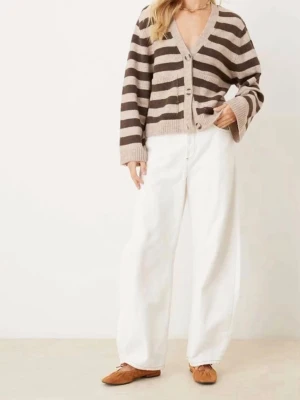 Supersöt och HELT slutsåld randig kofta! - Säljer denna supersöta brun randiga kofta!! Endast använd en gång och säljer pga jag behöver pengar!😊😊 den är alltså i toppenskick! I storlek xs men passar även S