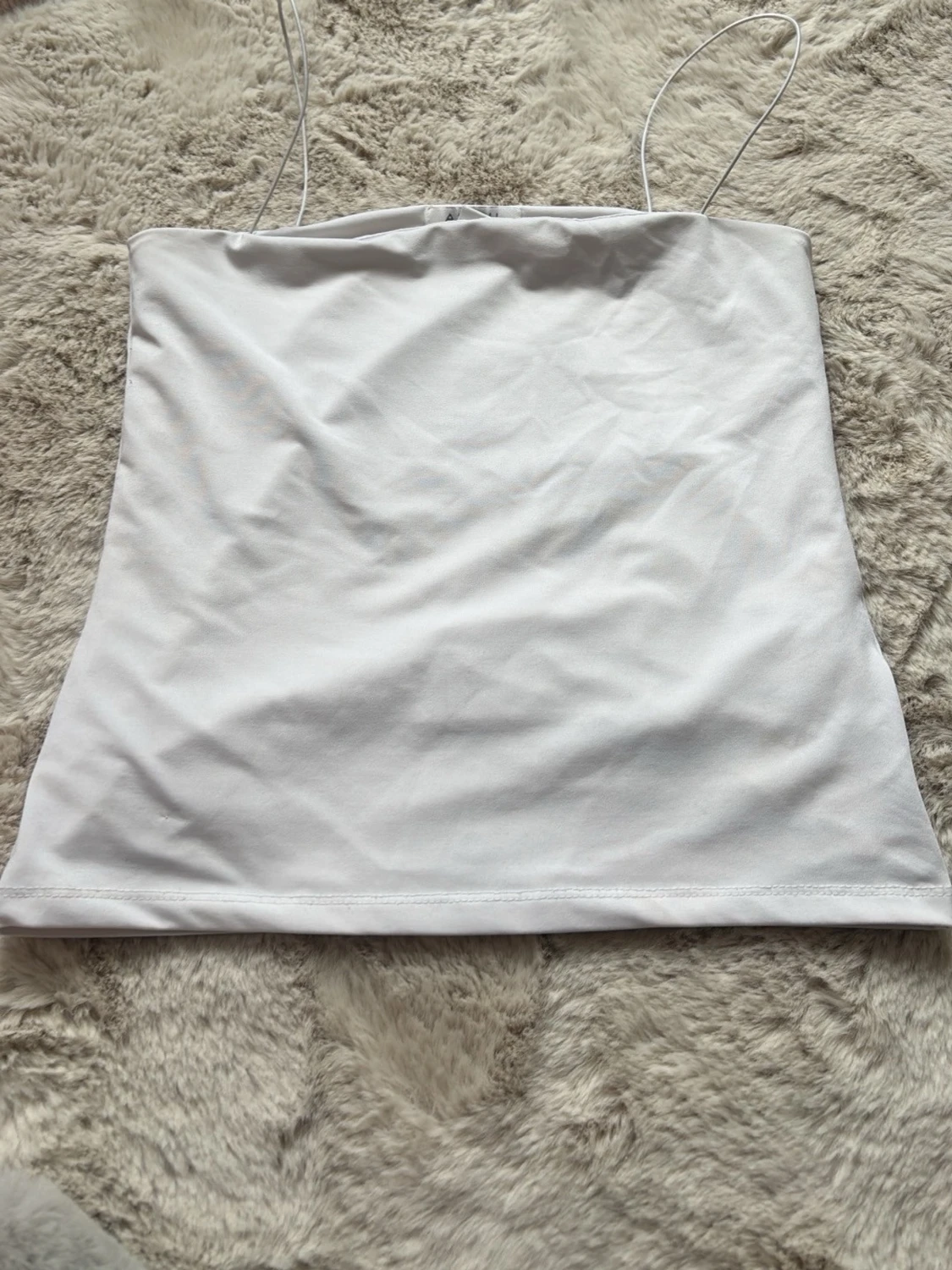 Vit ärmlös linnetopp