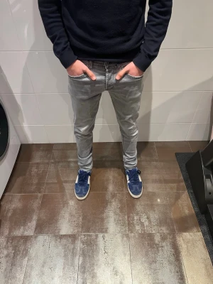 Dondup george - Dondup jeans | Riktigt feta och populära jeans | Skick= 9,5/10 | nypris= 4000 kr | vårt pris= 899kr | Hör av dig vid minsta fundering!