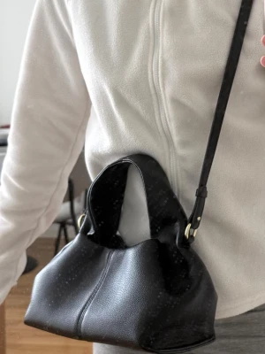 Axelremsväska - Säljer denna söta väska från SHEIN som jag inte behöver längre, har använt och den är väldigt rymlig 🌸