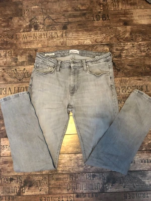 Jack&Jones Jeans - Tja, säljer ett par ljusgrå jeans från Jack&Jones utan några som helst defekter. Modellen är Regular/Clark och passar folk mellan 180-185 cm. Tveka inte att höra av er kring eventuella frågor ✅