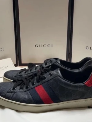 Gucci skor - Ett par gucci ace skor i bra skick inga synliga defekter vid användning. Förutom ett litet hål på undersidan (se bild 3) man får med både lådan och 2 dustbags. Pris går att diskutera. Tvättar även skorna noggrant innnan de skickas! Har man fler frågor skriv gärna 