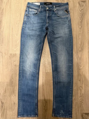 Replay Grover Jeans Blå W29 L32 - Mycket fint skick. Storlek: W29/L32. Mått - Midja: 38cm, Ytterbenslängd: 101cm, Benöppning: 17cm. Modellen är 185cm & 63kg. Hör av dig vid funderingar!🤝