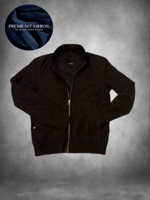 Svart J Lindeberg jacka  - Tjenaret! Säljer nu enStilren svart bomberjacka från j Lindeberg i storlek S! Sitter bra på mig som är ca 170! Inga deftekter mycket bra skick! Nypris= ca 2000 vårt pris= 559🤩. Hör av dig vid minsta fundering MVH premium fashion 🤩