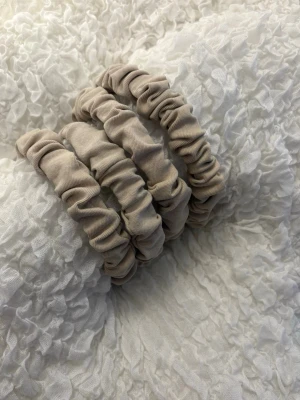 Beige diadem i mjuk bomull - Diadem i mjuk och stretchig bomull. De har en rynkad design som ger en trendig look och passar perfekt för att sätta upp håret på ett snyggt sätt. Perfekta accessoarer för dig som gillar neutrala färger och enkel stil. (Säljs styckvis!!)😇
