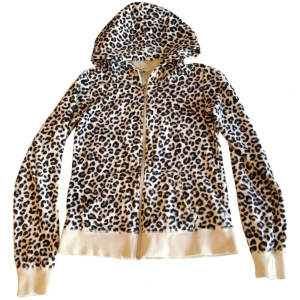 Leopardmönstrad kofta/ tröja/ hoodie/ sammetskofta, y2k/ cyber/ alt/ 2000s/ 2008/ 2009 - Leopardmönstrad sammetskofta!