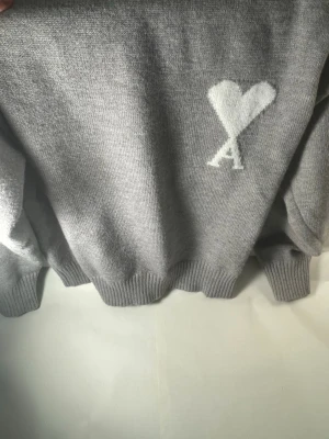 Ami Paris  - Ami Paris tröja jätte bra skick kostar endast 2199kr.äkta. Fins tags fins påse skickas inom en vecka. Passar s och m