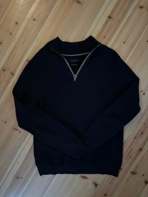 Svart halvzip tröja från Paul Hunter - Snygg svart tröja från Paul Hunter med halvzip och hög krage. Perfekt för lager på lager och enkel att matcha med olika outfits. Tillverkad i mjukt material och har långa ärmar samt ribbade muddar vid ärmslut och nederkant.