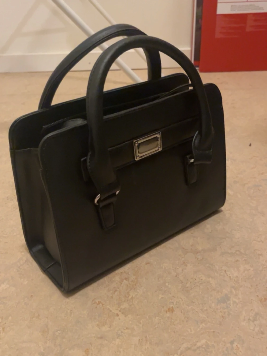 Svart stilren handväska i läderlook