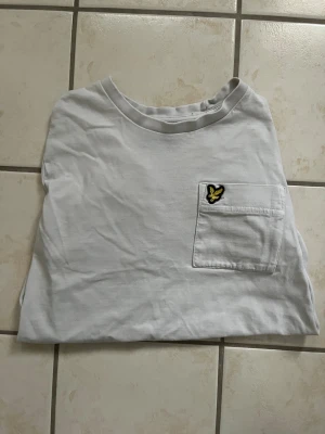Vit t-shirt från Lyle & Scott - Vit t-shirt från Lyle & Scott.