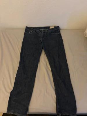 Mörkblå raka jeans - Mörkblå jeans med slim fit passform och klassisk femficksdesign. Jeansen har normal midja och subtila sömmar. Perfekta för en avslappnad stil och passar till det mesta. Materialet är denim.