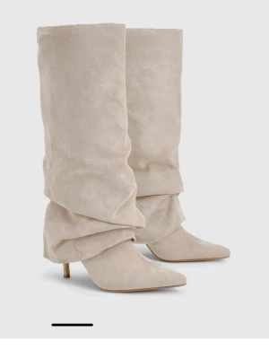 Stövlar  - Säljer dessa helt oanvända stövlar från boohoo i strl 39, kommer i lådan och är som sagt aldrig använda❤️ originalpris 1000kr, pris kan diskuteras vid snabb affär!