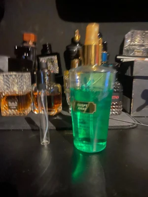 Victoria's Secret Sweet Away parfym 10 ml - Fräsch parfym från Victoria's Secret i doften Sweet Away. Flaskan är genomskinlig med grön vätska och har en elegant guldfärgad spraykork. Perfekt för dig som gillar söta och fruktiga dofter. Flaskan är stilren och enkel att ta med i väskan.