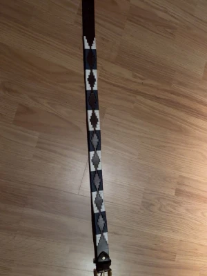 Helt nytt bälte från pampeano - Helt nytt bölte från pampeano i längd 90cm, stilrent med fint mönster och guldig buckla. Nypris ligger runt 1300, jag säljer för 700 snabb affär👍