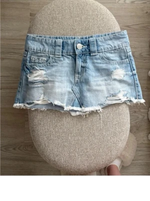 Ljusblå jeanskjol från Gina Tricot (byte mot s) - SLUTSÅLD Passar mig som brukar ha xs/s inte för kort är 164cm KAN BYTA TILL EN S!!!! 