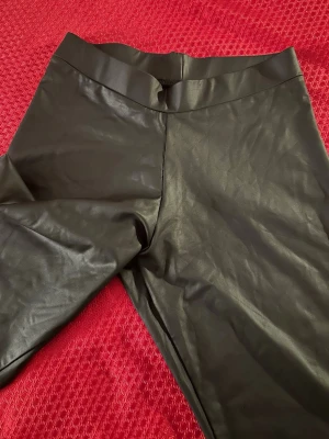 Leggings S läderimitation  - Leggings i bra skick, S , längd 46 cm , stretch 
