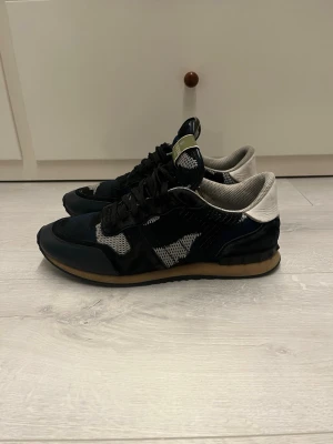 Valentino rockrunners  - Hej! Säljer dessa valentino rockrunners//skorna är i mycket fint sick//fråga gärna! 