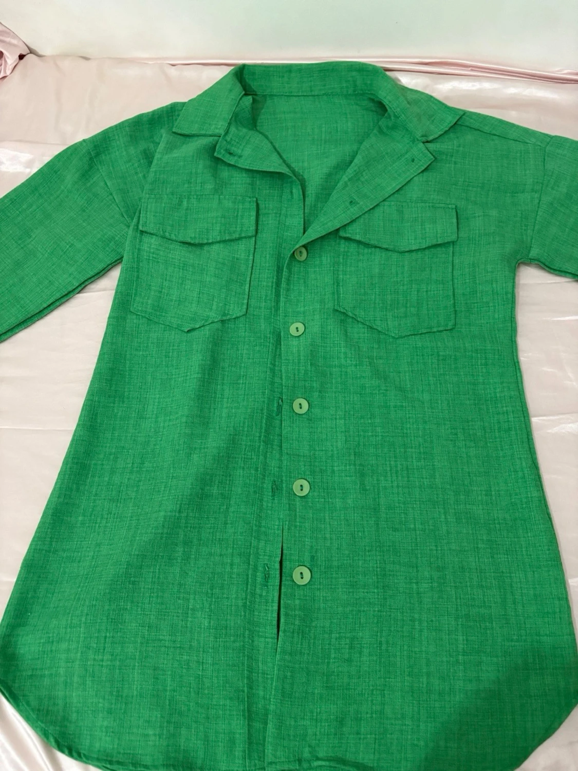 Grönt set med skjorta och byxor