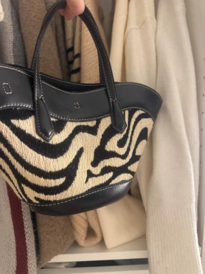 Väska h&m - SÅÅÅ snygg väska från hm som tyvärr inte kommer till användning längre