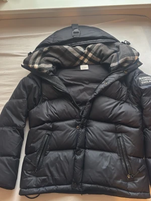 Burberry puffer jacka - Svart burberry puffer jacka storlek M men sitter mer som S kan göras om till väst också, äkta 