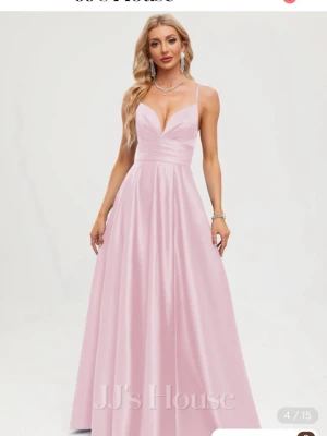 Rosa balklänning - Elegant ljusrosa långklänning i satin med v-ringad urringning och smala axelband. Den är i svenska storlekar S men passar också m o xs så du kan ändra snöres baktill❤️Perfekt för bal eller speciella tillfällen. Köpt från jjs house för 1600 o bara andvänd en gång, passar längden 163-175 💕