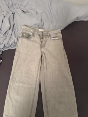 Gråa raka jeans  - Säljer ett par gråa raka jeans från gina tricot. De har en normal passform. 