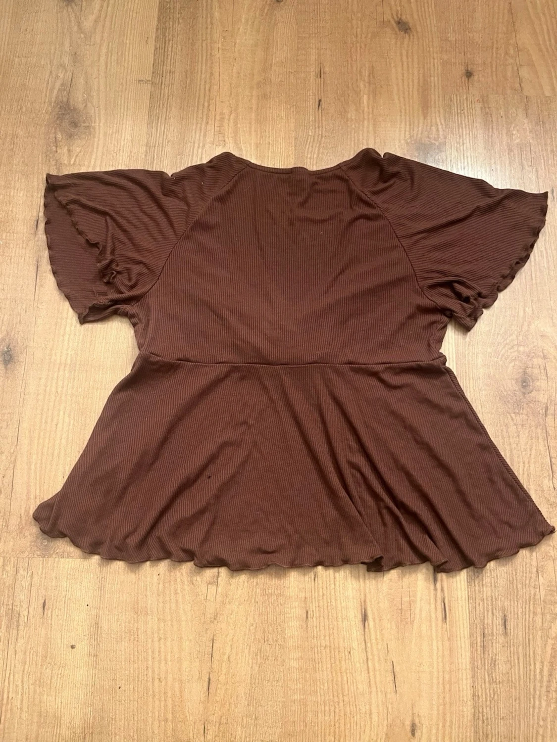 Brun omlottopp med v-ringning - 1