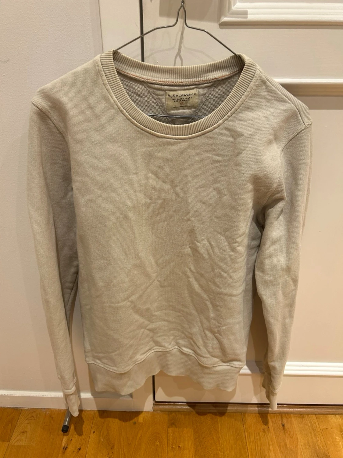Ljusbeige sweatshirt från Nudie Jeans  - 1