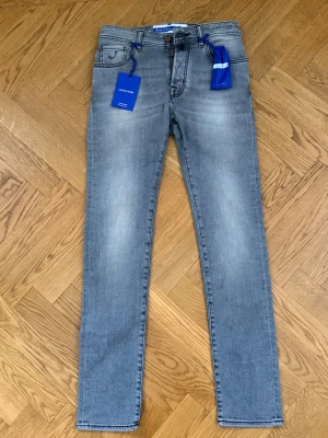 Helt Nya Jacob Cohen BARD - Helt Nya Jacob Cohen BARD || Storlek 29 || Nypris ca 4000kr || Mitt pris 1699kr || Tveka inte på att höra av dig vid frågor eller funderingar 