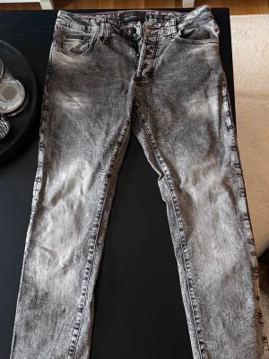 Philipp plein Jeans -  Philipp plein Jeans storlek 32. Köpta för ca 5000kr från Johnells för något år sedan, har ej kvar kvittot. Använda max 5-10 gånger. Pris kan diskuteras.