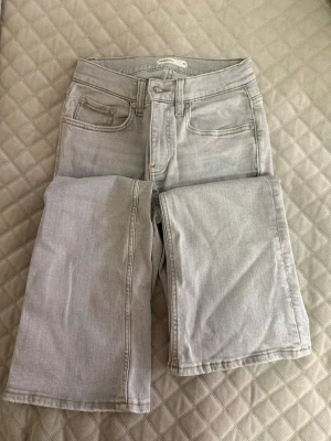 Ljusgrå bootcut jeans från Gina Tricot - Snygga ljusgrå bootcut jeans från gina tricot klassisk femficksdesign och hög midja. Jeansen har en lätt utsvängd passform och är tillverkade i mjuk denim med lite stretch för extra bekvämlighet.💕💕💕