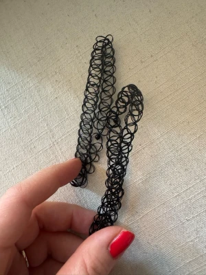 Choker - Två svarta choker, 90-talsstil. Har bundlerabatt vid köp av fler varor🥰