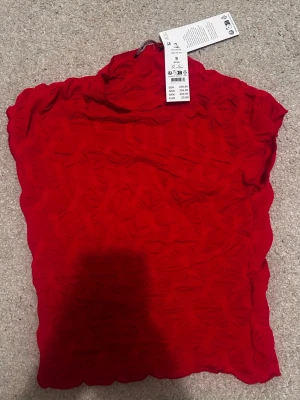 Röd topp🔥 - Helt ny tröja med prislapp kvar från Gina. Nypris 259,95 säljer för 120!🌹färgen är inte lika knall röd i verkligheten‼️