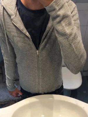 Jack & Jones Stickad Hoodie - Tja! Säljer en as fet stickad hoodie från Jack and Jones. Skön o populär. Modellen är 180. Hör av dig om du har någon fundering!