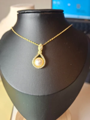 Guldhalsband med pärlor - Fler fina accessoarer finns på min profil 💍  More exquisite accessories on my profile listings.