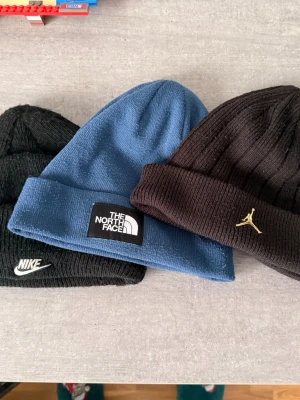 Litet parti av mössor! - Säljer 3 olika mössor! En blå northface mössa (300kr), en svart Jordan mössa (100kr), en svart Nike mössa (100kr). Har använt dessa ett tag men alla är i väldigt bra skick! Rabatt på hela ”gruppköpet”! Skriv vid funderingar!:)