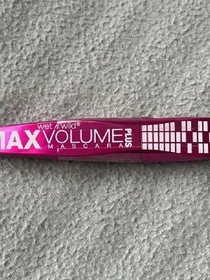 Wet n Wild Max Volume Plus Mascara - Max Volume Plus Mascara från Wet n Wild i en snygg, glansig rosa tub med vita detaljer. Mascaran har en smal borste med täta strån som ger fransarna extra volym. Perfekt för dig som vill ha fylligare och längre fransar med ett intensivt resultat.