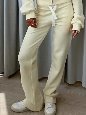 Lågmidjade mjukisbyxor - Snygga och slutsålda mjukisbyxor i ljusgult från Gina. Skriv till mig för fler bilder. Tveka inte att kontakta mig om du har frågor💕📬