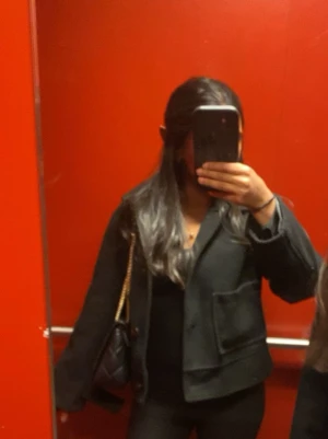 Svart kappa med fickor - Snygg svart kappa med stora fickor framtill. Rak passform och stilren design, Enkel att matcha med olika outfits. Älskar den! 