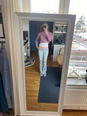 Ljuslila croppad sweatshirt Nike -  ljuslila croppad topp med långa ärmar och rund hals. Tänkt för träning/gym men kan användas för vardagliga stulet också. Det finns ett stort Nike tecken på baksidan. Skickar gärna mer bilder. Nästan aldrig använd då den inte passade min stil. Frakten ingår inte i priset