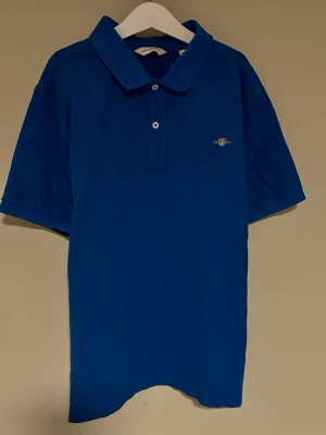 Blå piké från Gant - Blå Gant piké i strl. 176