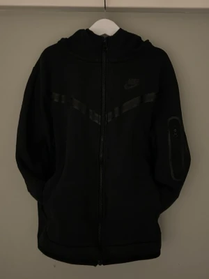 Nike tech fleece - Svart Nike tech fleece i strl. 158