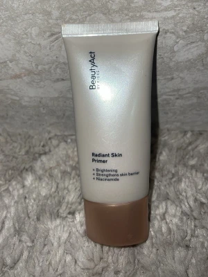 Radiant Skin Primer från BeautyAct - Radiant Skin Primer från BeautyAct är en lystergivande primer i en pärlemorskimrande tub med beige kork. Innehåller niacinamid och aktiva ingredienser som stärker hudbarriären och ger glow.. Säljer då ja köpt en ny, innehåller ca 50%, därav de billiga priset